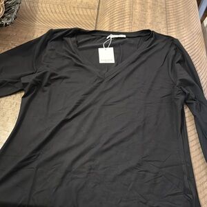 New with tags Mangopop long sleeve black V neck T-shirt xxl